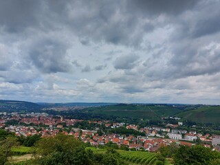 Bewölkter Himmel vor dem Sturm. Graue, schwere Wolken über dem Feld. Die Agrarlandschaft vor dem Sommerregen. Gepflügte Felder so weit das Auge reicht, bereit zur Aussaat. Eine ländliche Straße.
