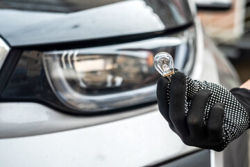 mechanic change low-beam or high-beam light bulb in his car