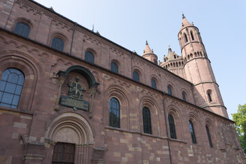 Fototapeta na wymiar Historic brick facade of the landmark „Dom St. Peter“ (Worms Cathedral)