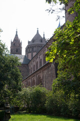Fototapeta premium Historic brick facade of the landmark „Dom St. Peter“ (Worms Cathedral) - view from the park