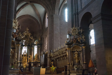 Interior view with historic church altar of the landmark „Dom St. Peter“ (Worms Cathedral)
