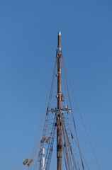 Obraz premium Sailing bot mast with ropes and lantern a sunny winter day in Stockholm