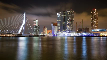 Fototapeten Rotterdam skyline in the night, modern bridge, river, reflection and buildings in Holland, Netherlands. © Gian78