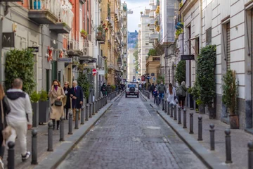 Gordijnen Smalle Straten smalle Europese stadsweg met een wegrijdende auto  © J. Scott Fulton