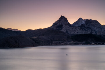 Obraz na płótnie Canvas mountain lake at sunset in riaño, spain