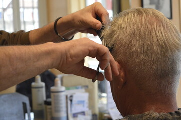 Coupe aux ciseaux chez un coiffeur homme