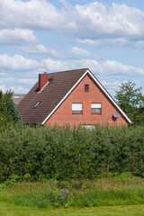 Fototapeta na wymiar Wohnhaus, Einfamilienhaus, Mittelnkirchen, Altes Land, Niedersachsen, Deutschland
