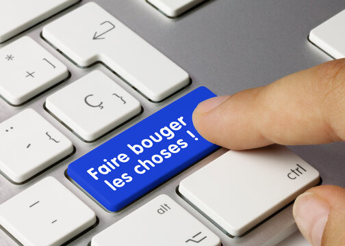 Faire bouger les choses - Inscription sur la touche du clavier bleu.