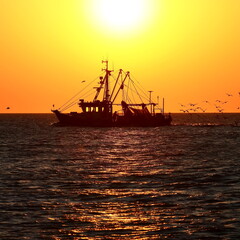 Fischerboot bei Sonnenuntergang