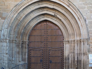 portalada de la iglesia de santa maria de guimera, arquivoltas y columnas goticas, capiteles con decoracion heraldica, animal y humana, portalon de madera, lerida, españa, europa