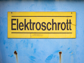 yellow sign with the inscription in German "electric garbage"