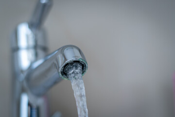 Sauberes Wasser aus dem Wasserhahn