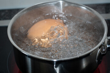 Ei im Wasser hartkochen