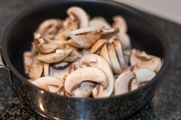 Pilze geschnitten im Topf braten