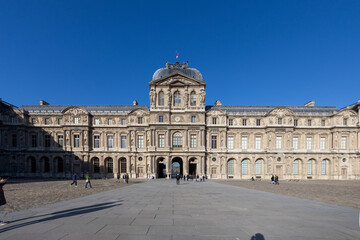 Fototapeta na wymiar Parte externa do Museu do Louvre