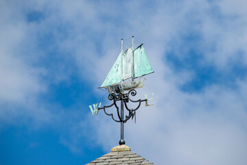 Ein Segelschiff, das die Windrichtung anzeigt