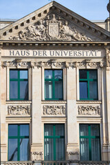 Obraz premium Düsseldorf Fassade des Hauses der Universität am Schadowplatz