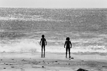 Fototapeta na wymiar niños en el mar