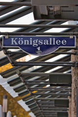 Stra&szlig;enschild K&ouml;nigsallee emailliert in blau-weiss