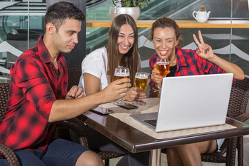 Friends in pub with laptop