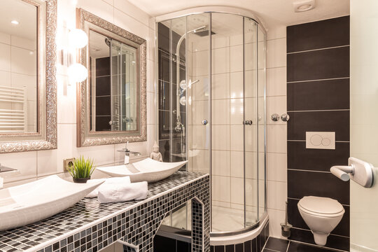 Dusche, Waschtisch und WC