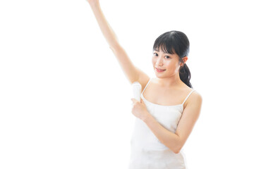 脱毛器を使う若い女性