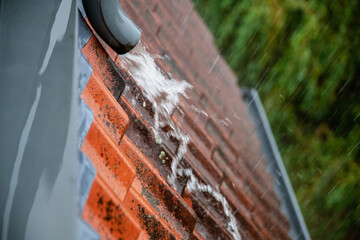 Wasserrinne mit Regenwasser