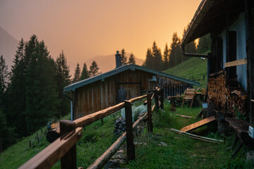 Fototapeta na wymiar Rustic Charm: Serene Sunset View of a Cozy Wooden Mountain Cabin