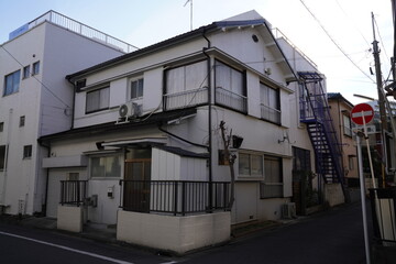 日本の古い住宅/二階建一軒家/土地/一戸建て/モルタルアパート/下宿