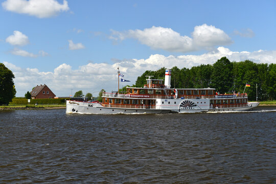 Seitenraddampfer Freya im Nord-Ostsee-Kanal 
