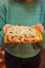 Focaccia romana cotta al forno con pancetta, crema di funghi e formaggio grattugiato