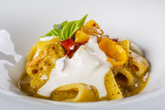 Mezzo pacchero con stracciata di bufala, nuda e salsiccia servito come primo piatto in un ristorante