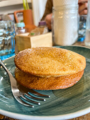 Pancake con sciroppo d'acero serviti come colazione in bistrot