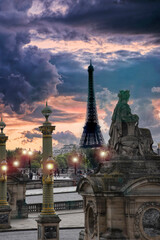 Fototapeta na wymiar Espectacular e inusual vista de la Torre Eiffel en Paris al atardecer desde el Campo de Marte entre columnas doradas y bajo un cielo imponente de distintos tonos.