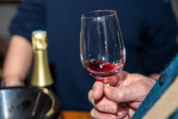 Salon du vin, dégustation de vin rouge, verre à la main