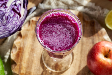 Purple cabbage juice with red cabbage, apples and lime