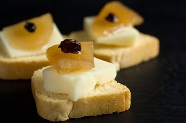 Delicious Mini Crackers with Apple, Cheese and Raisins