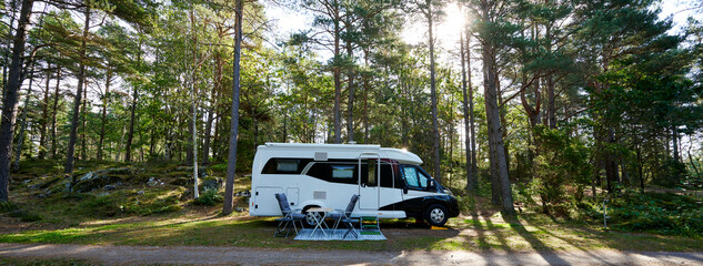 Camping Reisen mit dem Camper Wohnwagen Wohnmobil im Wald mitten in der Natur ungestört