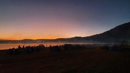 Obraz premium sunset in the twin lake in bali, the name of twin lake is buyan and tamblingan