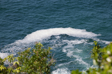 Containment pollution net in a sea surface