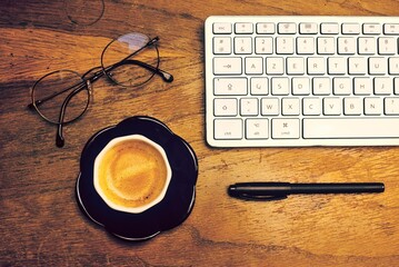 Café espresso et lunettes de vue classes devant l'ordinateur au travail