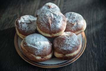 tradycyjne pączki na talerzu z okazji tłustego czwartku