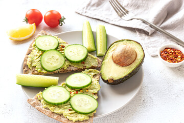 Crisp bread sandwiches with mashed avocado and cucumber