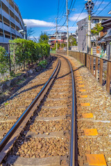 日本の観光地の鎌倉を走るローカル電車の線路