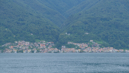 Un villaggio sulle rive del lago di Como in Italia.