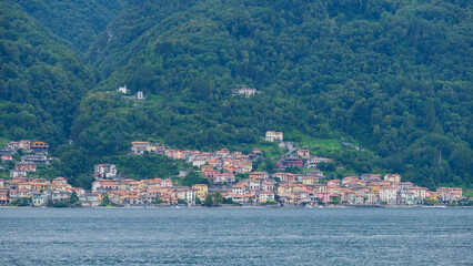 Un villaggio sulle rive del lago di Como in Italia.