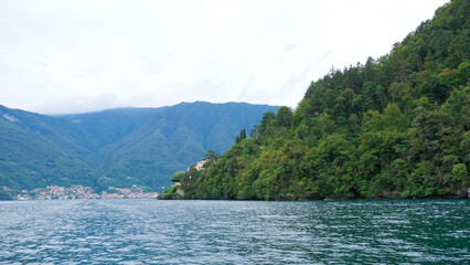 Villa del Balbianello vista da una barca sul lago di Como.