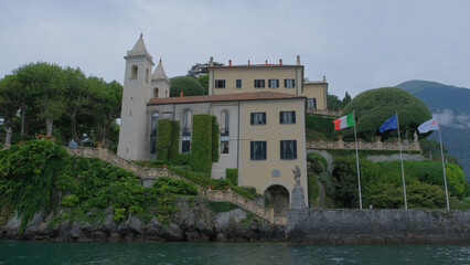 Fototapeta na wymiar Villa del Balbianello vista da una barca sul lago di Como.
