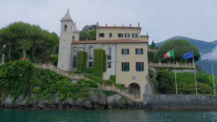 Villa del Balbianello vista da una barca sul lago di Como.