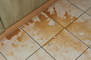 Kaputte Kaffeetasse mit Kaffee in der Küche